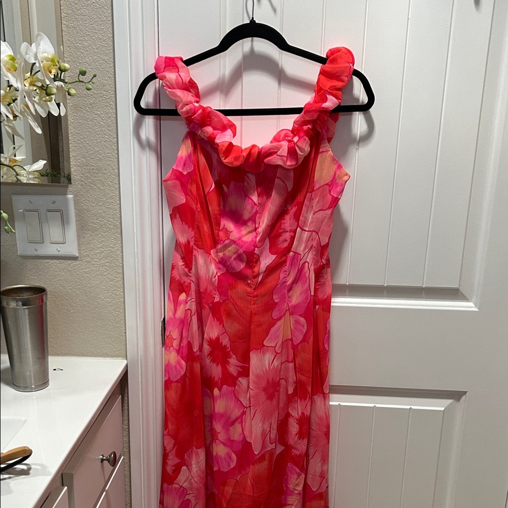 Vibrant Pink and Red Floral Dress NWT
Gorgeous Dress very Elegant